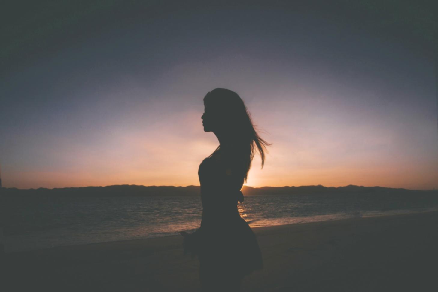 Ruhiger Waldweg mit Sonnenstrahlen durch die Bäume