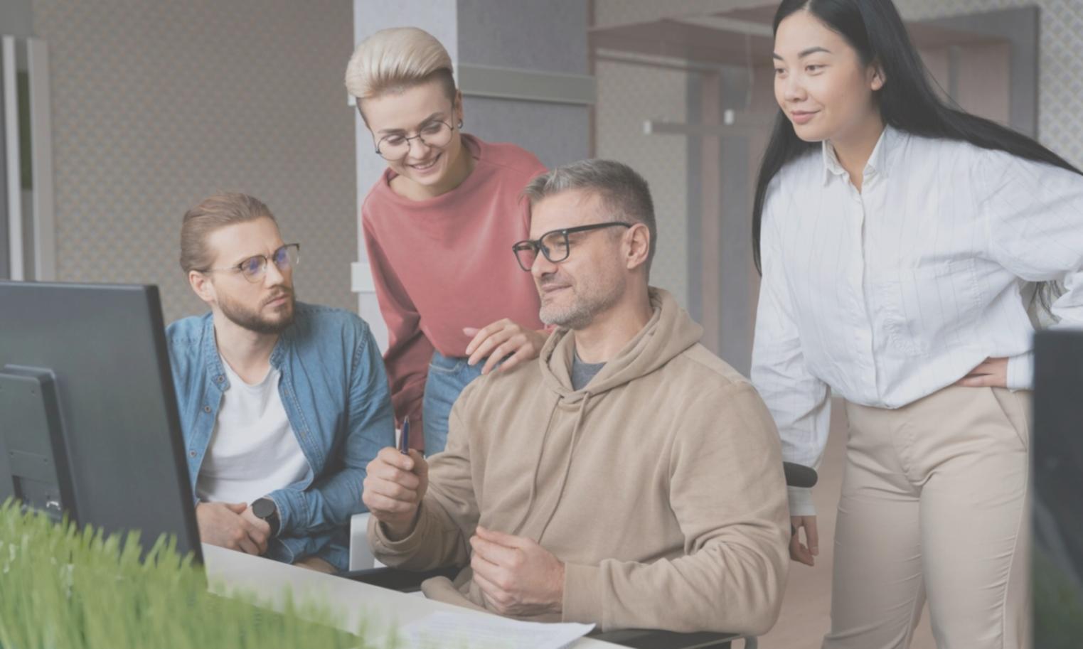 Friedliche Naturszene mit Morgenlicht durch Bäume