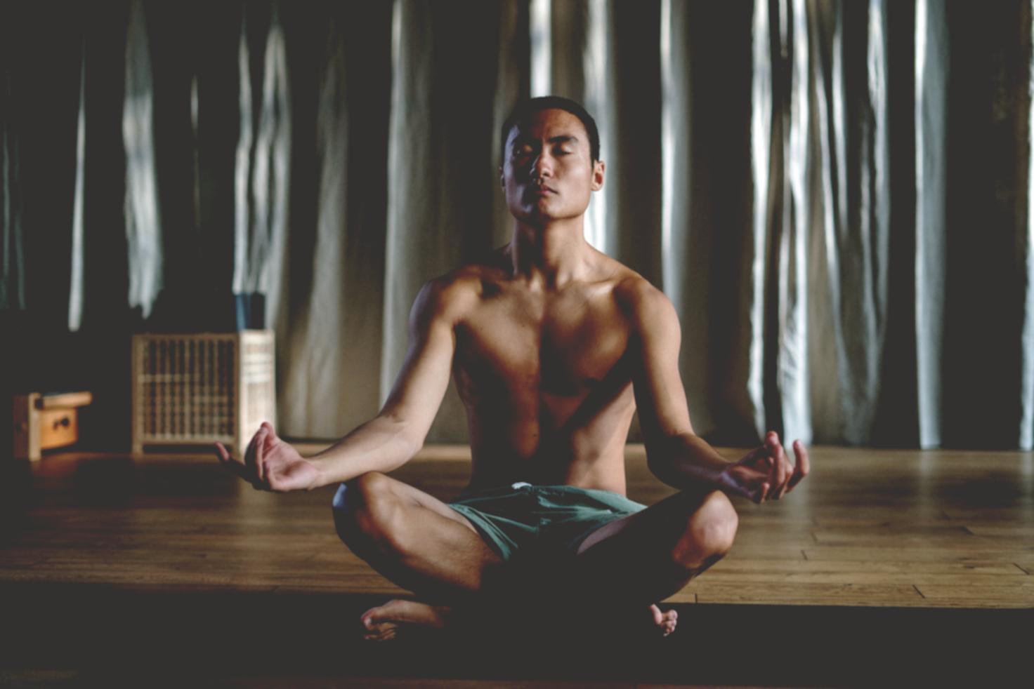 Friedlicher Bergsee umgeben von grünen Bäumen