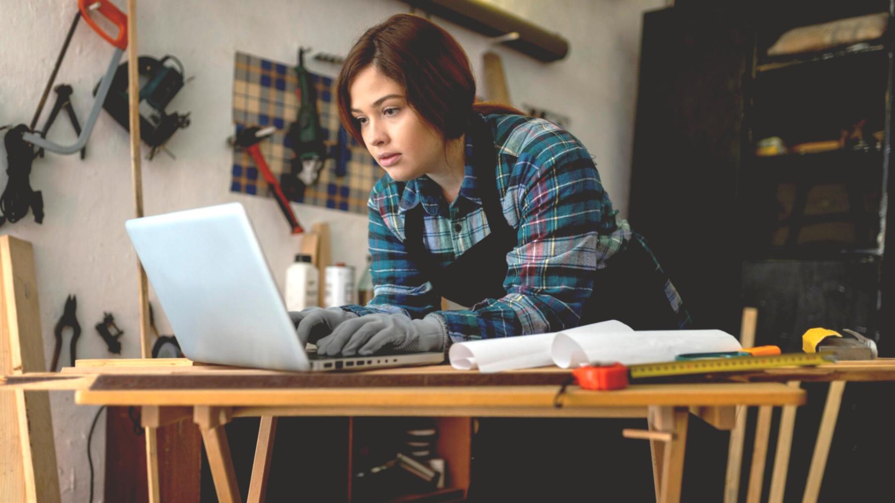 Meditation am Seeufer bei Sonnenaufgang